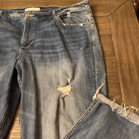 Cropped raw edge distressed ankle jeans - Picture 3 of 6
